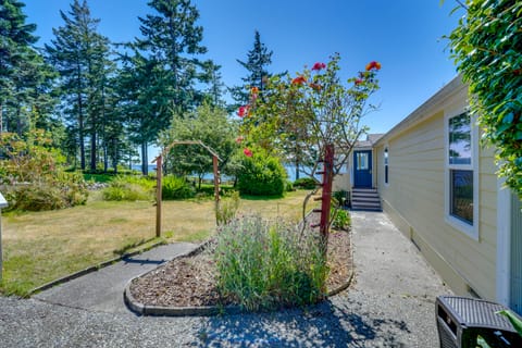 Cozy Langley Retreat: Water Views & Beach Access Cottage in Camano Island