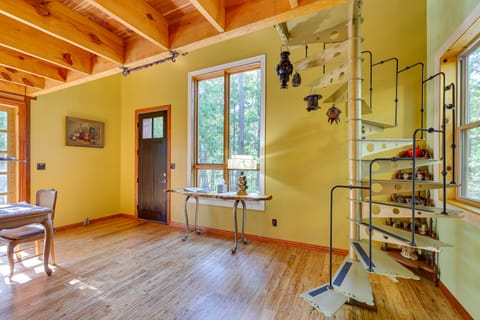 Pet-Friendly Eureka Springs Rental w/ Private Deck House in Eureka Springs