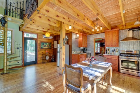 Pet-Friendly Eureka Springs Rental w/ Private Deck House in Eureka Springs