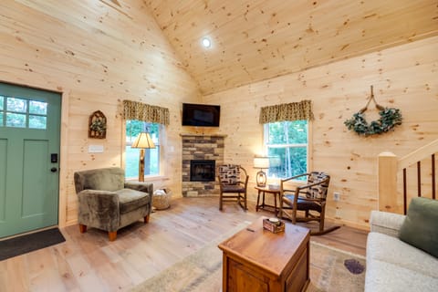 Serene Kentucky Cabin w/ Fireplace + Fire Pit! House in Ohio