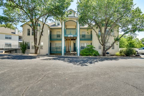 Branson Condo w/ Screened Patio, Pool Access Apartment in Branson