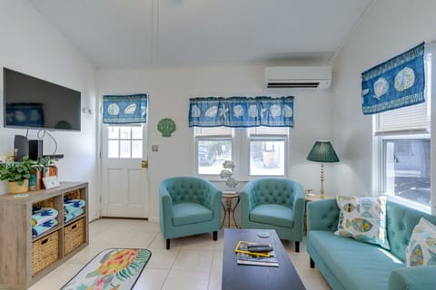 Cozy Indian Rocks Beach Cottage: Steps to Seawall! Cottage in Indian Rocks Beach