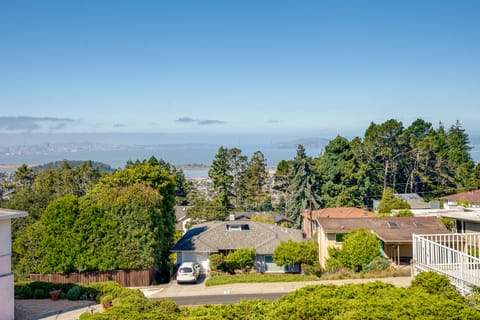 Stunning Bay-View Home in Kensington! Casa in Kensington