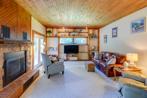 Hart Haven w/ Cozy Fireplace, Deck & Grill! House in Hart