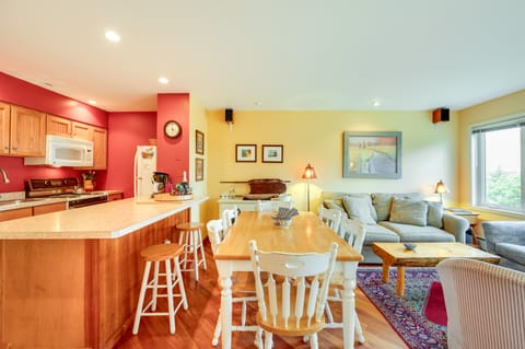 Burke Mountain Vacation Rental: Ski-In/Ski-Out! Apartment in Burke