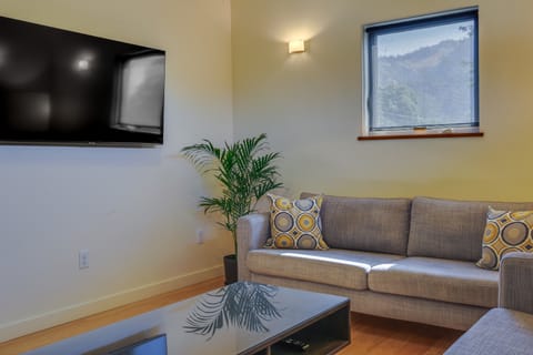 Modern White Salmon Apartment, Steps From Town Apartment in White Salmon