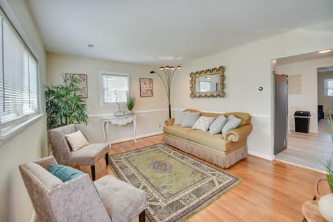 Charming Hampton Home w/ Fireplace, Deck & Grill! House in Hampton