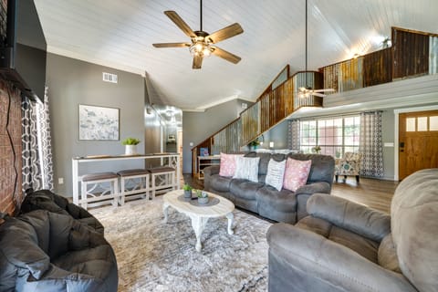 Broken Bow Vacation Rental w/ Pool & Hot Tub! House in Oklahoma