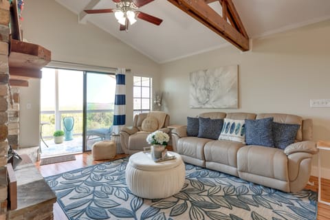 Canyon Lake Rental w/ Balcony & Lake Views House in Canyon Lake