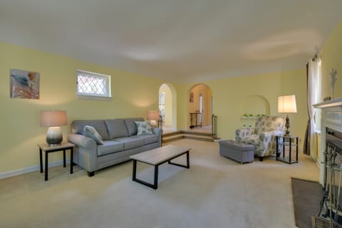 Chic Chicago Getaway w/ Fireplace! Apartment in Chicago