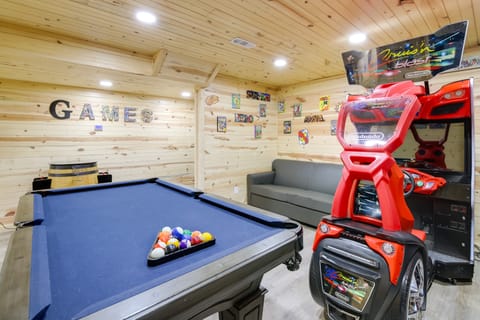 Hot Tub + Game Room: Seiverville Group Getaway House in Sevier County