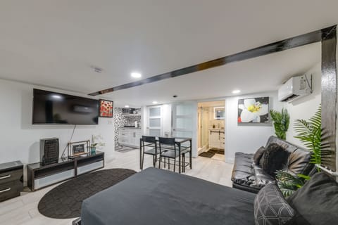 4 Mi to Hard Rock Stadium: West Park Escape Apartment in West Park