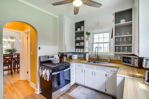 Charming South Bend Retreat ~ 1 Mi to Notre Dame! House in South Bend