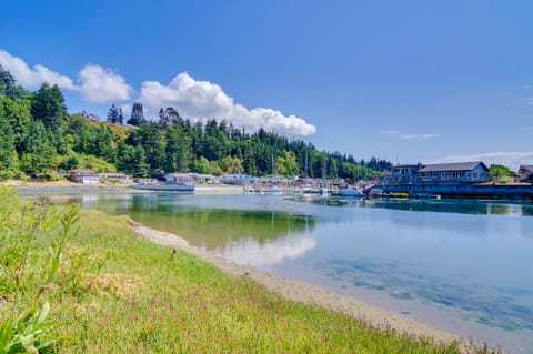 Whidbey Island Oasis: Walk to Beach, Hot Tub, View House in Greenbank