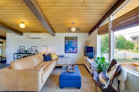 Whidbey Island Oasis: Walk to Beach, Hot Tub, View House in Greenbank