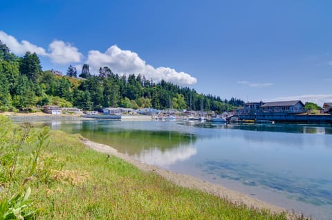 Whidbey Island Oasis: Walk to Beach, Hot Tub, View House in Greenbank