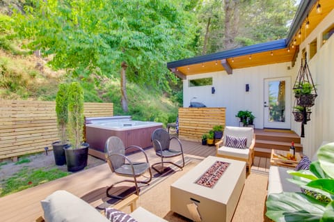 Whidbey Island Oasis: Walk to Beach, Hot Tub, View House in Greenbank