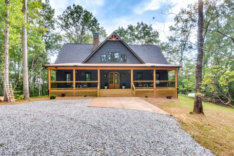 Luxurious Clarkesville Cabin w/ Decks & Fire Pit House in White County