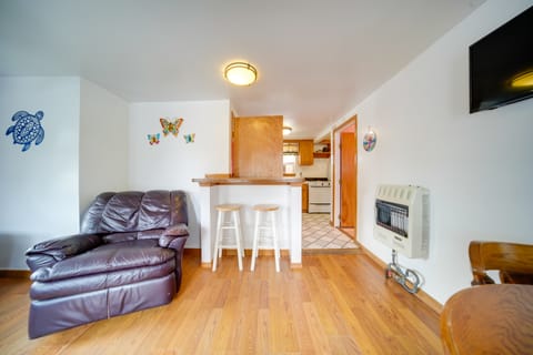 ‘Flamingo’ Geneva Getaway: Steps to Lake Erie! Cottage in Geneva-on-the-Lake