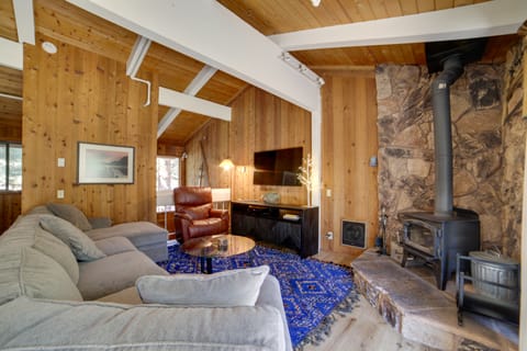 Mammoth Lakes Vacation Rental: 1 Mi to Ski Area! Apartment in Mammoth Lakes