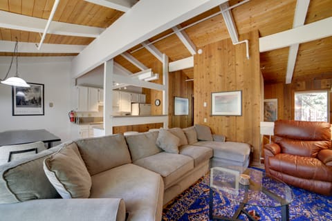 Mammoth Lakes Vacation Rental: 1 Mi to Ski Area! Apartment in Mammoth Lakes