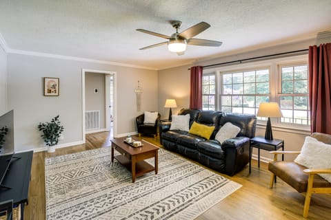 3 Mi to Dtwn Knoxville: Retreat w/ Fenced Yard! House in Knoxville