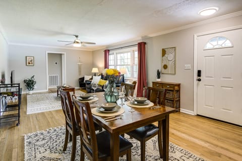 3 Mi to Dtwn Knoxville: Retreat w/ Fenced Yard! House in Knoxville