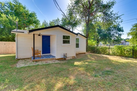 Cozy Oklahoma Getaway w/ Covered Patio Cottage in Norman