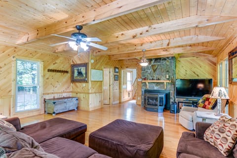 Peaceful Maggie Valley Cabin w/ Mountain Views! House in Ivy Hill