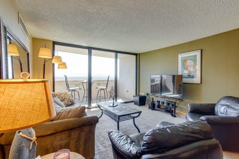 Downtown Denver Condo w/ Balcony & Mountain Views Apartment in LoDo