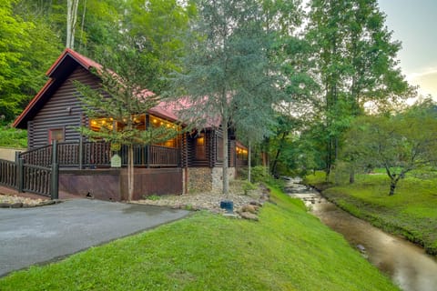 Private Hot Tub: Creekside Sevierville Sanctuary House in Sevier County