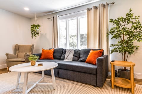 7 Mi to Mounds State Park: Indiana Home w/ Porch! House in Indiana