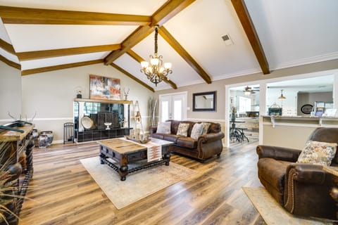 Charming Texarkana Home: Lake & Pool Access! House in Arkansas