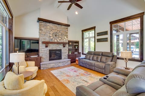 Stunning Cle Elum Retreat w/ Fire Pit & Hot Tub! House in Kittitas County