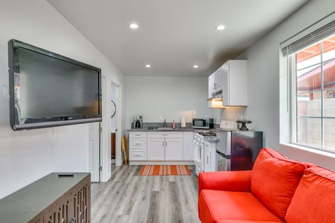 Sleek San Fernando Studio ~ 14 Mi to Universal Apartment in Sylmar