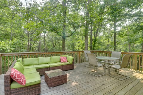 Spacious Massanutten Retreat w/ Hot Tub & Games House in Massanutten