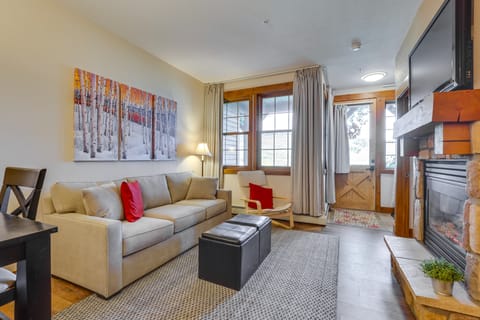 Modern Granby Retreat w/ View - Ski-In, Ski-Out! Apartment in Granby