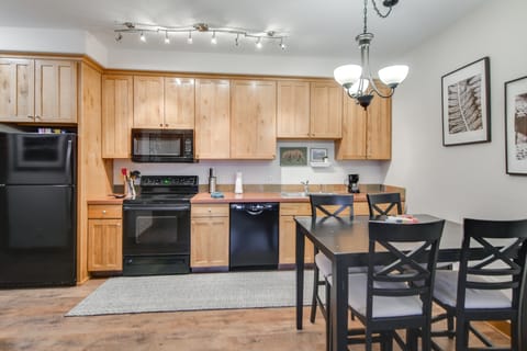 Ski-In/Ski-Out, Scenic Mtn Views: Granby Retreat! Apartment in Granby