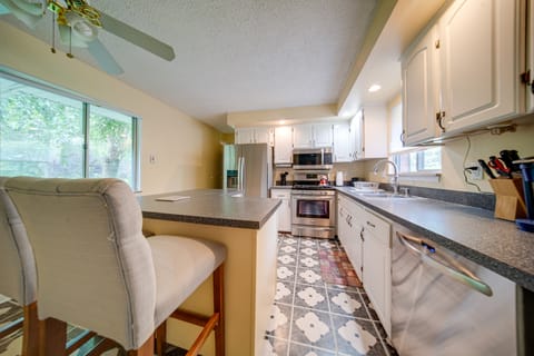 Richmond Heights Retreat w/ Patio + Fire Pit! House in Lake Erie