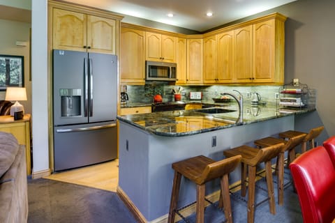 Walk to Ski Lifts: Townhome w/ Hot Tub in Keystone Apartment in Keystone