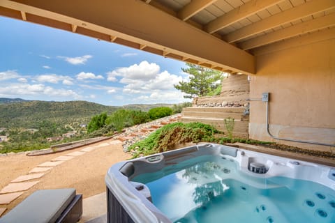 Prescott Gem: Hot Tub & Mtn Views, 7 Mi to Dtwn House in Prescott Valley