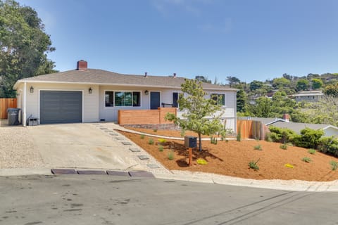 Modern Del Rey Oaks Retreat: 2 Mi to Monterey Bay! House in Del Rey Oaks