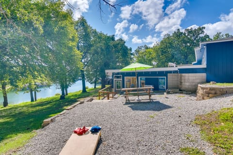 Lakefront Oasis: Boat Slip, Kayaks & Outdoor Pool House in Kimberling City