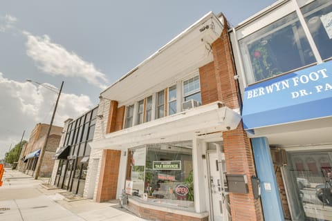 Berwyn Apartment Rental ~ 11 Mi to Chicago! Apartment in Berwyn