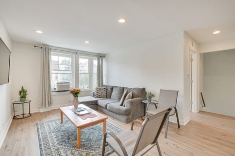 Berwyn Apartment Rental ~ 11 Mi to Chicago! Apartment in Berwyn