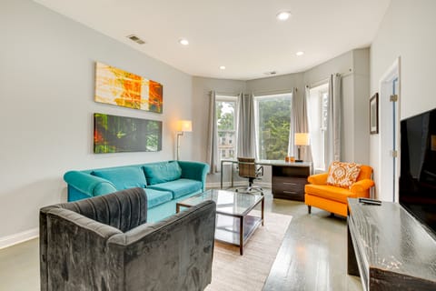 Chic Chicago Getaway w/ Deck, 7 Mi to Downtown! Apartment in Chicago