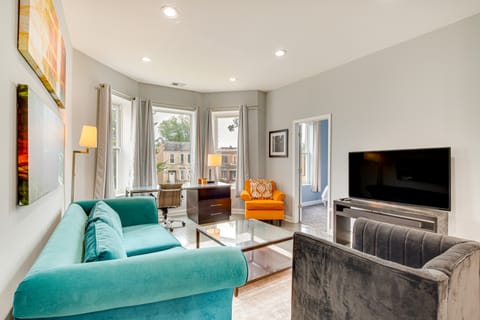 Chic Chicago Getaway w/ Deck, 7 Mi to Downtown! Apartment in Chicago