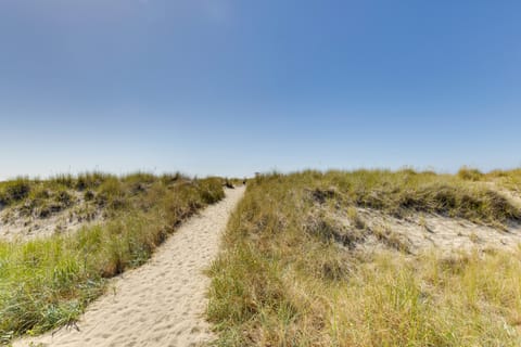 Cozy Seaside Cottage, Steps to Downtown & Beach Cottage in Seaside