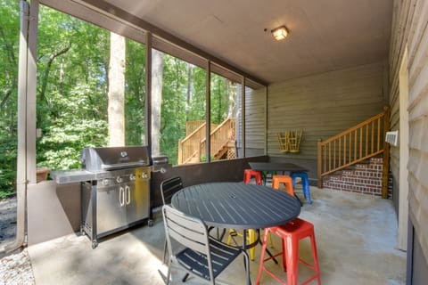 Serene Seneca Retreat w/ Deck ~ 4 Mi to Clemson! House in Lake Keowee