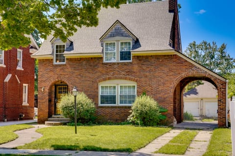 Historic Detroit Bungalow: Pet & Family Friendly House in Tecumseh